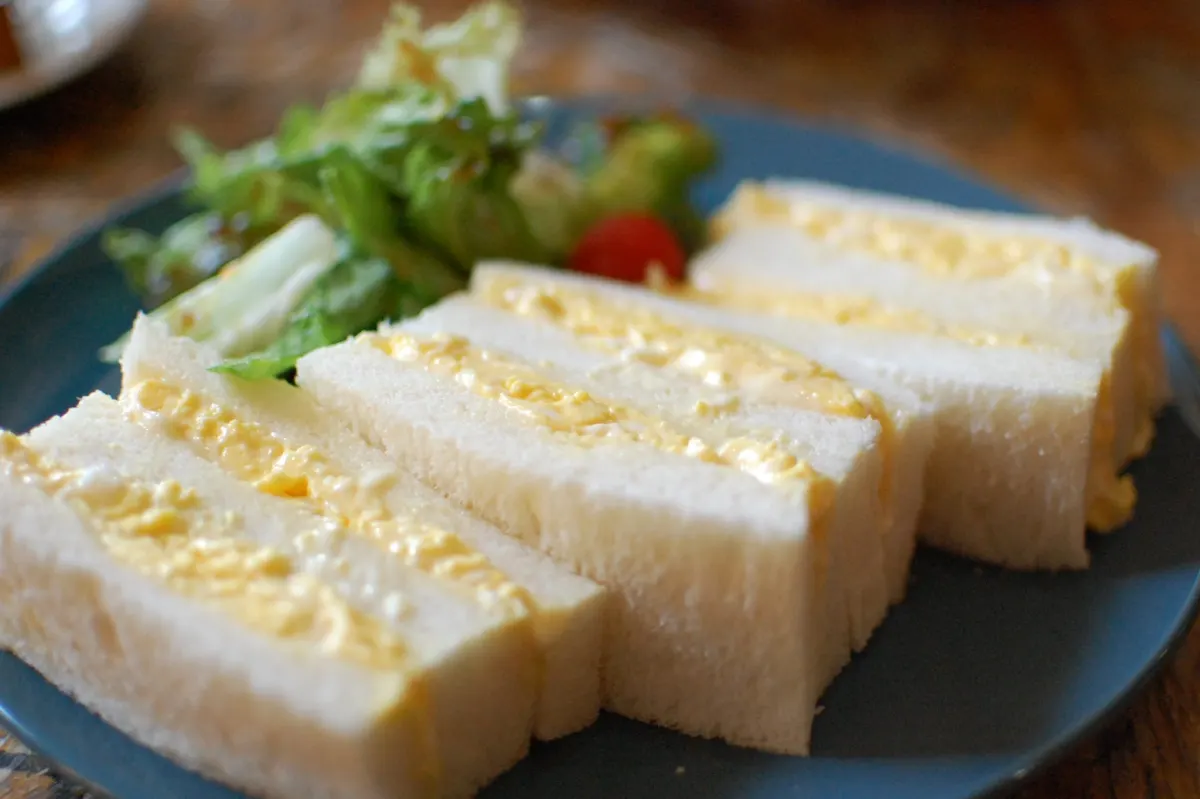 Foto de exemplo: Sanduíches de ovo com salada