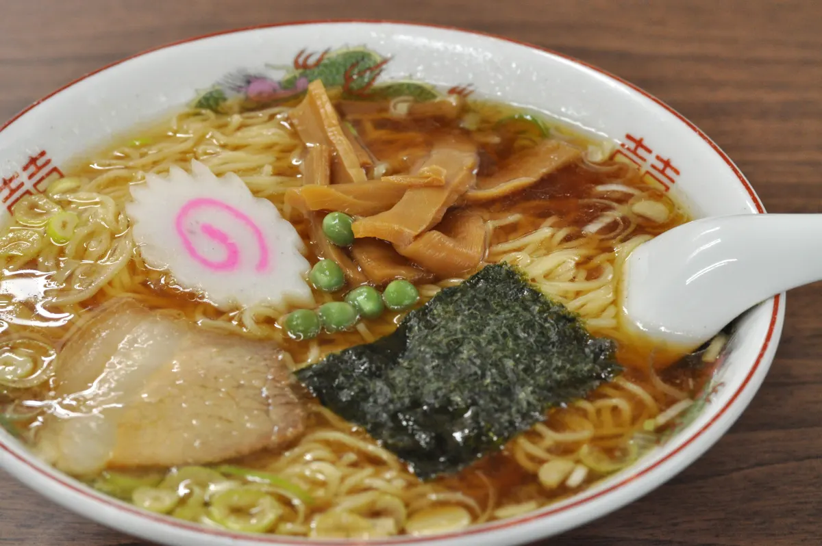 Foto de exemplo: Taça de ramen com porco, alga nori e narutomaki