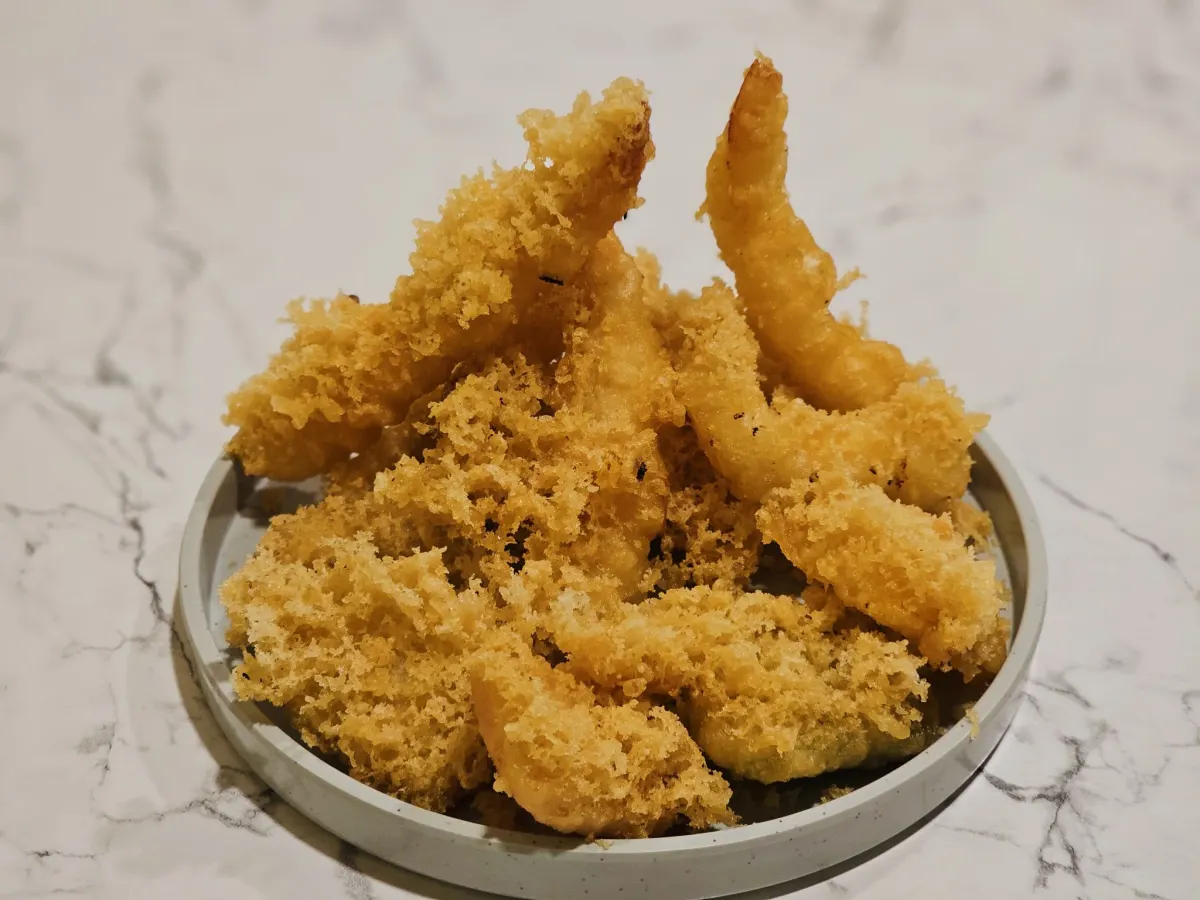 Foto de exemplo: Tempura de camarão estaladiço numa taça