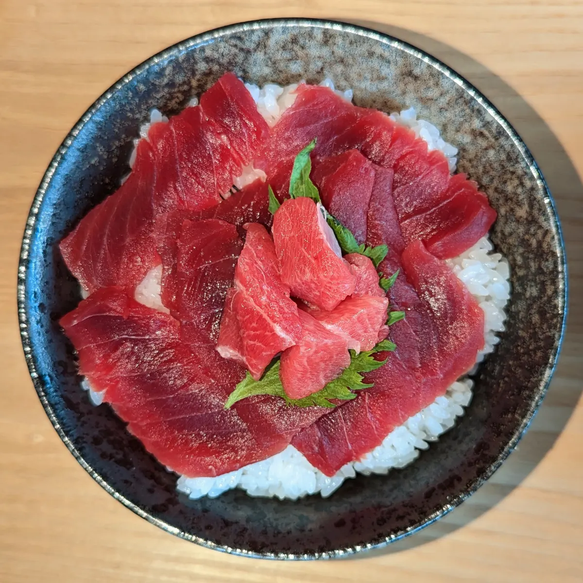 Foto de exemplo: Tekkadon, atum cru sobre arroz de sushi