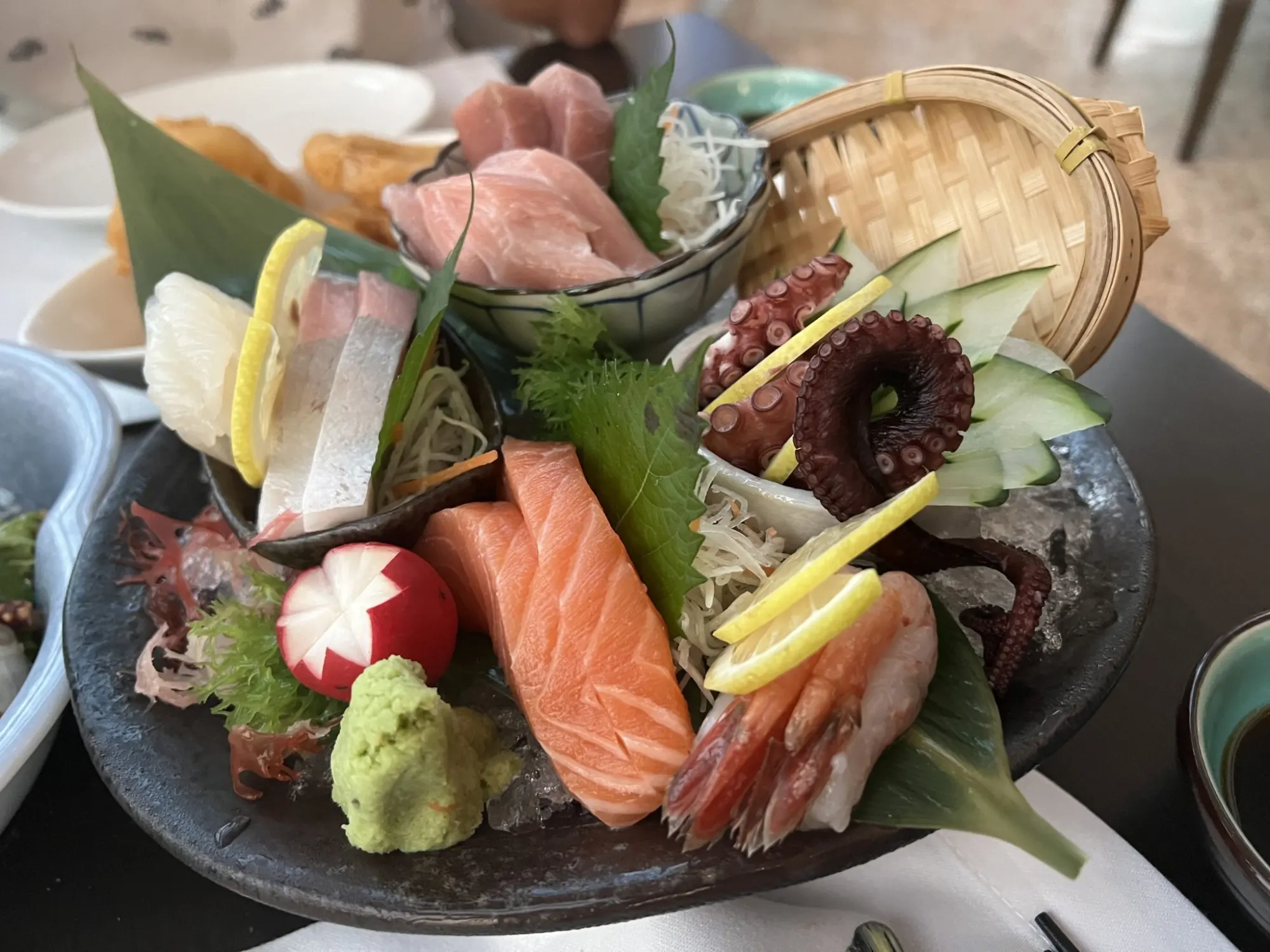 Foto de exemplo: Prato de sashimi variado com salmão, polvo e wasabi