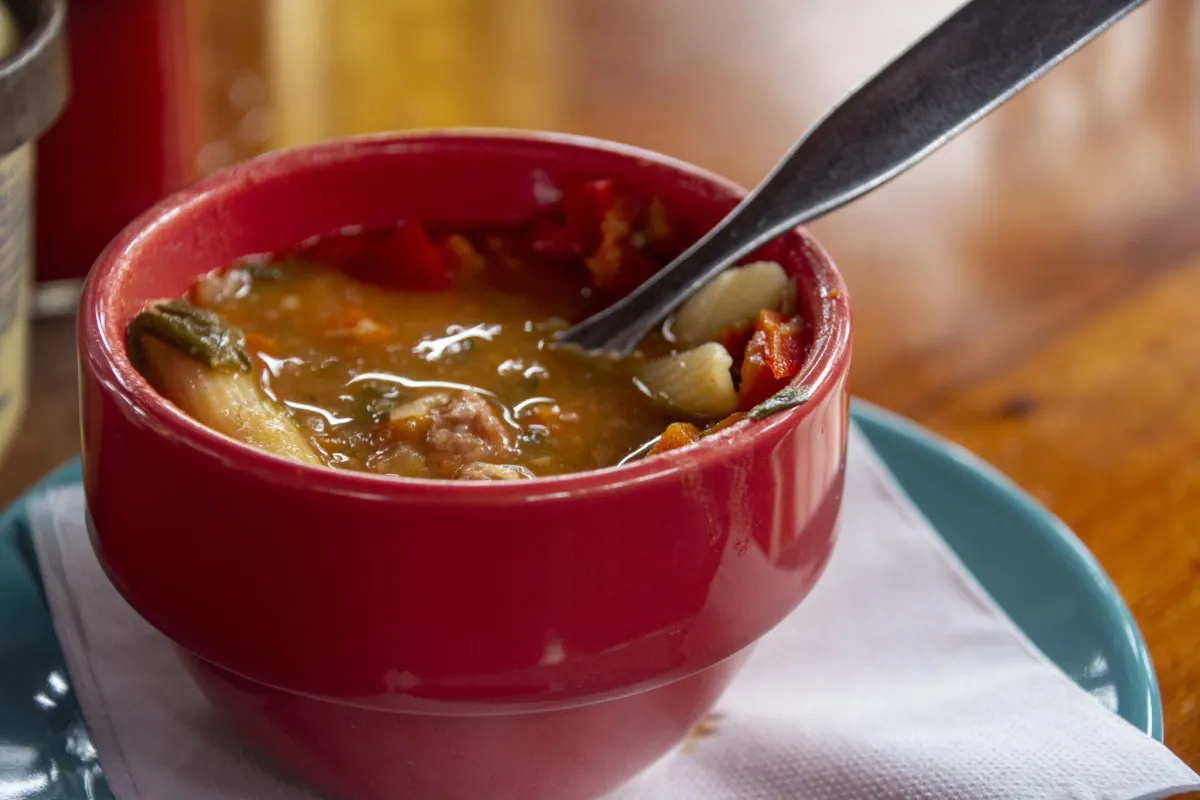 Foto de exemplo: Tigela de sopa de legumes com carne e enchidos